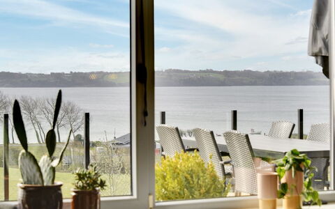 Karli - 330M to the Fjord: Træ, Tag, Arkitektur, Hjem, Hus, Sommerhus, Sidespor, Hårdttræ, Hældning, Estate
