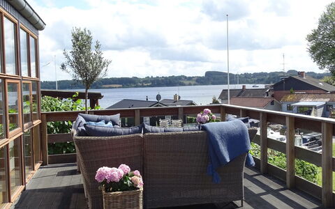 Veselin - 100M from the Sea: Træ, Tag, Arkitektur, Hjem, Hus, Sommerhus, Sidespor, Hårdttræ, Hældning, Estate