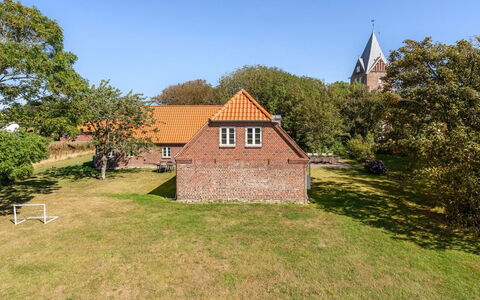 Myra - 18Km from the Sea: Græs, Træ, Bygning, Hus, Tag, Busk, Sommerhus, Hjem, Arkitektur