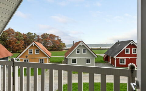 Babette - 75M to the Fjord: Hus, Hjem, Tag, Boligområde, Sommerhus, Estate, Stuehus, Lawn, Landscaping, Sidespor