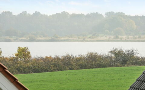 Babette - 75M to the Fjord: Hus, Hjem, Tag, Boligområde, Sommerhus, Estate, Stuehus, Lawn, Landscaping, Sidespor