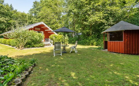 Rentje - 31Km from the Sea: Møbel, Indretning, Stol, Gulvbelægning, Bord, Udvej, Etage, Loft, Værelse, Eco Hotel