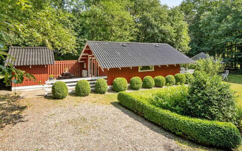 Rentje - 31Km from the Sea: Møbel, Indretning, Stol, Gulvbelægning, Bord, Udvej, Etage, Loft, Værelse, Eco Hotel