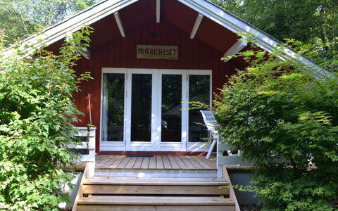 Rentje - 31Km from the Sea: Møbel, Indretning, Stol, Gulvbelægning, Bord, Udvej, Etage, Loft, Værelse, Eco Hotel
