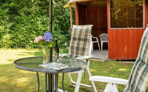 Rentje - 31Km from the Sea: Møbel, Indretning, Stol, Gulvbelægning, Bord, Udvej, Etage, Loft, Værelse, Eco Hotel