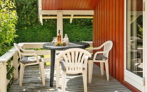 Rentje - 31Km from the Sea: Møbel, Indretning, Stol, Gulvbelægning, Bord, Udvej, Etage, Loft, Værelse, Eco Hotel