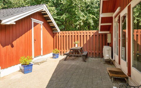 Rentje - 31Km from the Sea: Møbel, Indretning, Stol, Gulvbelægning, Bord, Udvej, Etage, Loft, Værelse, Eco Hotel