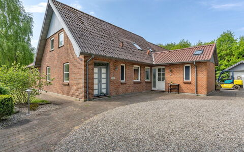 Birita - 20Km from the Sea: Blå, Busk, Sommerhus, Bunddække, Have, Estate, Skygge, Landscaping, Stuehus, Eco Hotel