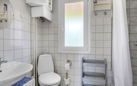Alflak - 5.2Km from the Sea: Toiletbræt, Toilet, Sanitærarmatur, Badeværelse, Gulvbelægning, Etage, Indretning, Håndvask, Badeværelsesvask, Vvs