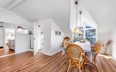 Caya - 450M to the Fjord: Gulvbelægning, Indretning, Træ, Etage, Trappe, Loft, Bejdse, Trægulve, Hårdttræ, Gelænder
