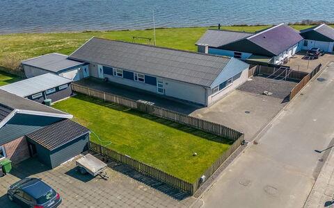Bibbi - 20M to the Fjord: Møbel, Indretning, Gulvbelægning, Træ, Etage, Loft, Trægulve, Stol, Bord, Belysning