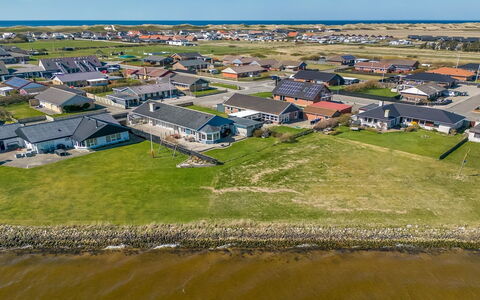 Bibbi - 20M to the Fjord: Møbel, Indretning, Gulvbelægning, Træ, Etage, Loft, Trægulve, Stol, Bord, Belysning