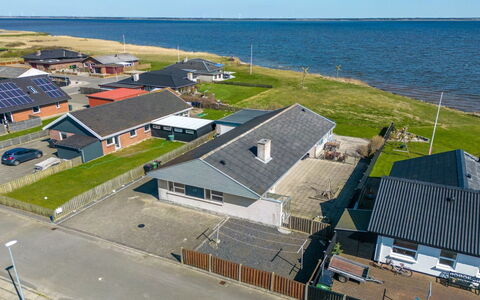 Bibbi - 20M to the Fjord: Møbel, Indretning, Gulvbelægning, Træ, Etage, Loft, Trægulve, Stol, Bord, Belysning