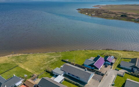 Bibbi - 20M to the Fjord: Møbel, Indretning, Gulvbelægning, Træ, Etage, Loft, Trægulve, Stol, Bord, Belysning