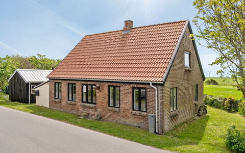 Nevis - 1.5Km from the Sea: Møbel, Indretning, Stol, Gulvbelægning, Bord, Udvej, Etage, Loft, Værelse, Eco Hotel