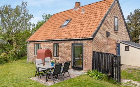 Nevis - 1.5Km from the Sea: Møbel, Indretning, Stol, Gulvbelægning, Bord, Udvej, Etage, Loft, Værelse, Eco Hotel