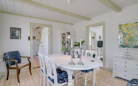 Nevis - 1.5Km from the Sea: Møbel, Indretning, Gulvbelægning, Etage, Træ, Loft, Spisestue, Trægulve, Lysarmatur, Bord