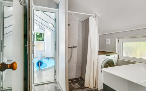 Eisa - 300M to the Fjord: Gulvbelægning, Sanitærarmatur, Loft, Indretning, Etage, Hjem, Værelse, Vvs, Badeværelse, Tap