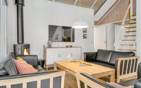 Eisa - 300M to the Fjord: Indretning, Møbel, Gulvbelægning, Etage, Træ, Loft, Couch, Værelse, Stue, Trægulve