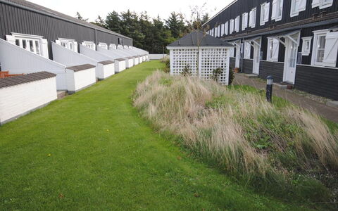 Ingeborre - 100M to the Fjord: Bunddække, Lawn, Gård, Have, Landscaping, Gårdsplads, Dagslys, Indkørsel, Kunstgræs, Backyard