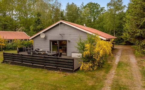Anine - 200M to the Fjord: Blå, Busk, Sommerhus, Bunddække, Have, Estate, Skygge, Landscaping, Stuehus, Eco Hotel