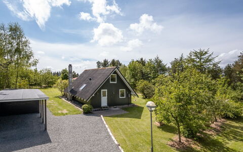 Femija - 500M to the Fjord: Græs, Sommerhus, Hjem, Tag, Estate, Stuehus, Lawn, Have, Landscaping, Sidespor