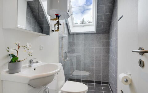 Femija - 500M to the Fjord: Badeværelse, Sanitærarmatur, Indretning, Væg, Gulvbelægning, Håndvask, Etage, Badeværelsesvask, Toilet, Tap