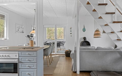 Thyra - 500M to the Fjord: Gulvbelægning, Møbel, Indretning, Etage, Træ, Trægulve, Køkken, Loft, Countertop, Cabinetry