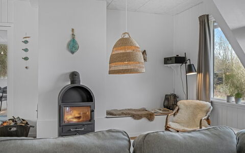 Thyra - 500M to the Fjord: Træ, Møbel, Loft, Stol, Naturmateriale, Hårdttræ, Lampe, Stue, Lysarmatur, Billedramme