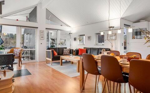 Athisl - 800M from the Sea: Indretning, Møbel, Loft, Træ, Gulvbelægning, Lysarmatur, Couch, Etage, Belysning, Stue