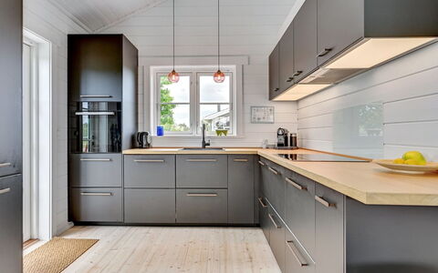 Siebelt - 200M from the Sea: Køkken, Countertop, Gulvbelægning, Cabinetry, Køkken Apparat, Træ, Indretning, Møbel, Etage, Større Bandage