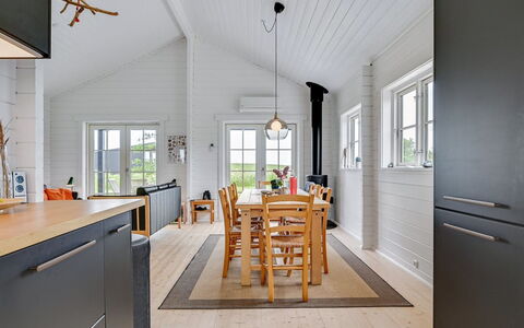 Siebelt - 200M from the Sea: Træ, Gulvbelægning, Trægulve, Etage, Loft, Hjem, Cabinetry, Dør, Laminat Gulv, Køkken