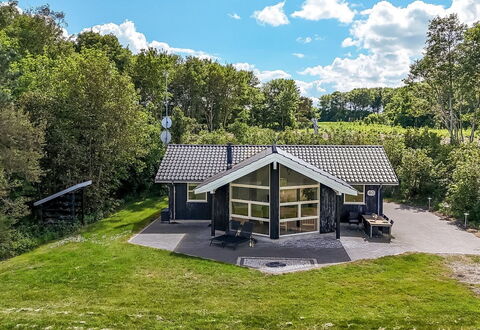 Thorman - 75M from the Sea: Køkken, Countertop, Køkken Apparat, Gulvbelægning, Cabinetry, Indretning, Større Bandage, Etage, Hjem, Møbel