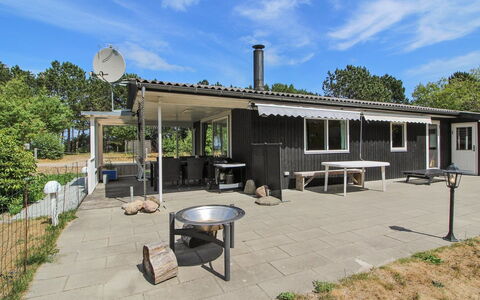 Eldina - 100M from the Sea: Tag, Land Lot, Hjem, Skygge, Sommerhus, Estate, Gård, Veranda, Lawn, Landscaping