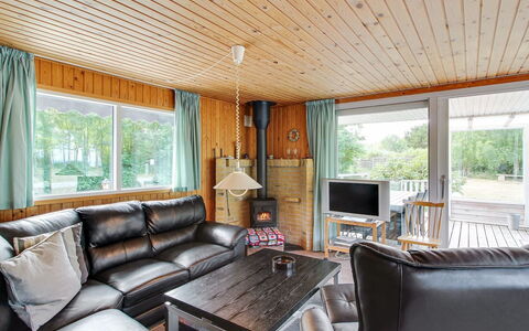 Eldina - 100M from the Sea: Træ, Indretning, Møbel, Loft, Gulvbelægning, Etage, Couch, Hjem, Trægulve, Stue