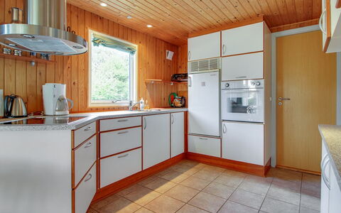 Eldina - 100M from the Sea: Køkken, Gulvbelægning, Indretning, Countertop, Træ, Køkken Apparat, Større Bandage, Køkkenvask, Etage, Cabinetry