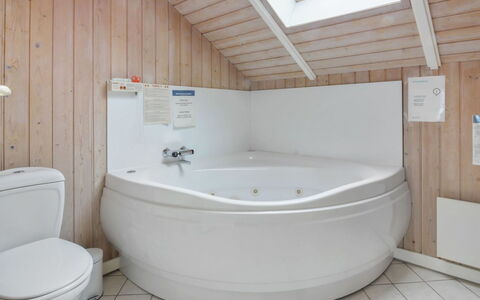 Pirkka - 50M to the Fjord: Sanitærarmatur, Badekar, Gulvbelægning, Badeværelse, Etage, Indretning, Loft, Vvs, Tap, Værelse