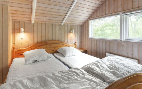 Pirkka - 50M to the Fjord: Træ, Soveværelse, Seng, Loft, Sengetøj, Indretning, Sengetøj, Bed Frame, Etage, Gulvbelægning