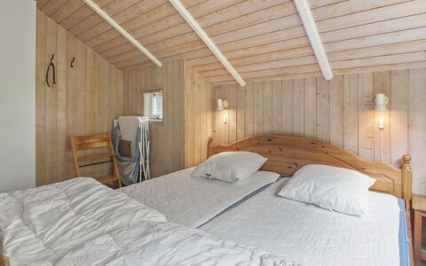 Pirkka - 50M to the Fjord: Soveværelse, Seng, Væg, Træ, Loft, Sengetøj, Etage, Indretning, Gulvbelægning, Sengetøj