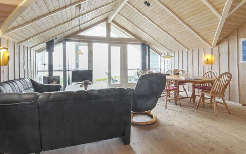 Pirkka - 50M to the Fjord: Træ, Loft, Trægulve, Hjem, Hårdttræ, Planke, Sommerhus, Attic, Stue, Stol