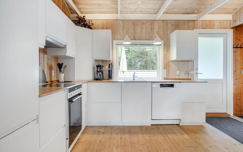 Jaskirt - 125M from the Sea: Træ, Køkken, Gulvbelægning, Køkken Apparat, Større Bandage, Countertop, Etage, Loft, Indretning, Trægulve