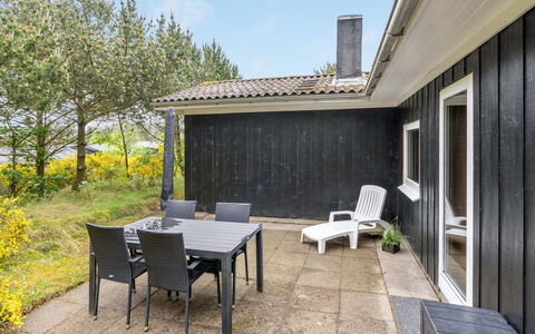 Jaskirt - 125M from the Sea: Træ, Hjem, Land Lot, Sommerhus, Bunddække, Backyard, Sidespor, Have, Skygge, Lawn
