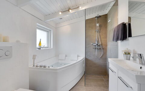Bia - 250M from the Sea: Badeværelse, Sanitærarmatur, Gulvbelægning, Indretning, Badekar, Etage, Håndvask, Loft, Tap, Vvs