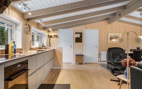 Bia - 250M from the Sea: Træ, Loft, Indretning, Gulvbelægning, Køkken, Møbel, Lysarmatur, Etage, Countertop, Værelse