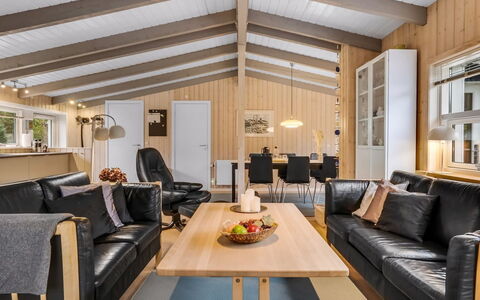 Bia - 250M from the Sea: Træ, Indretning, Loft, Møbel, Couch, Gulvbelægning, Etage, Stue, Hjem, Værelse