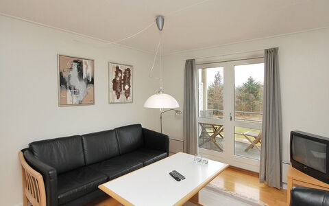 Enni - 100M from the Sea: Møbel, Gulvbelægning, Indretning, Etage, Træ, Værelse, Trægulve, Loft, Couch, Stue