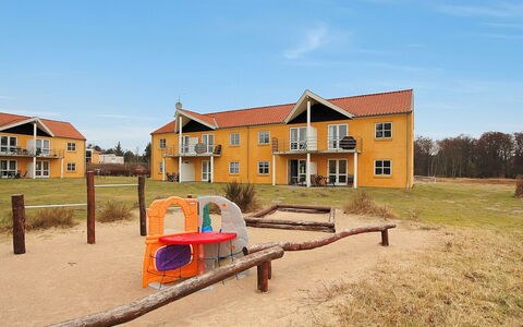 Enni - 100M from the Sea: Estate, Lawn, Gård
