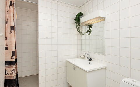 Enni - 100M from the Sea: Gulvbelægning, Væg, Etage, Indretning, Sanitærarmatur, Badeværelse, Loft, Vvs, Badeværelsesskab, Flise