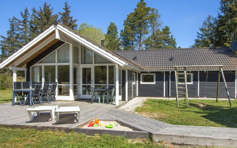 Åsta - 1.7Km from the Sea: Møbel, Indretning, Gulvbelægning, Træ, Etage, Loft, Trægulve, Stol, Bord, Belysning