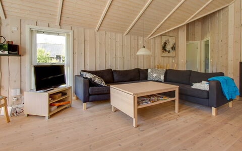 Åsta - 1.7Km from the Sea: Møbel, Indretning, Gulvbelægning, Træ, Etage, Loft, Trægulve, Stol, Bord, Belysning